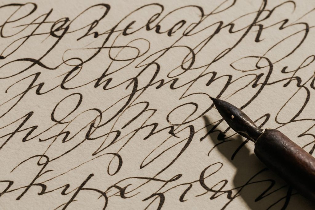 Handskriven text med stålpenna och järngallusbläck som mörknat på papperet